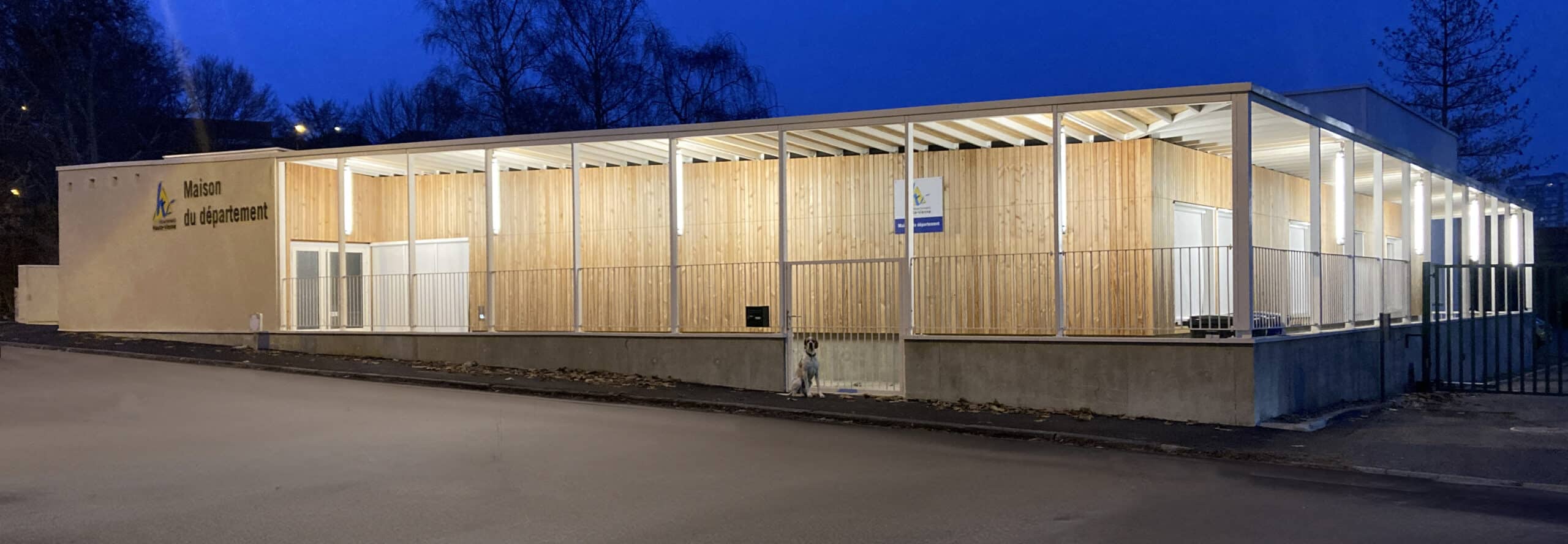 Maison du Département La Brégère, façade en bois clair à la tombée du jour