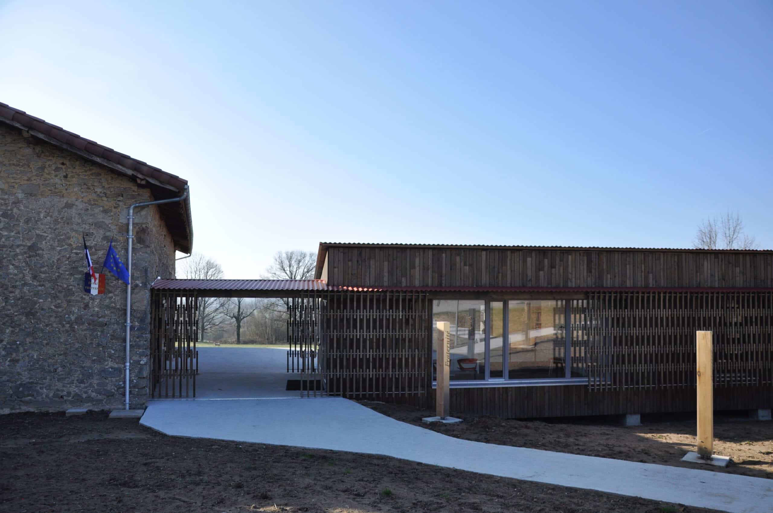 Mairie de Saint-Priest-sous-Aixe, extension bois en châtaignier et grange réhabilitée