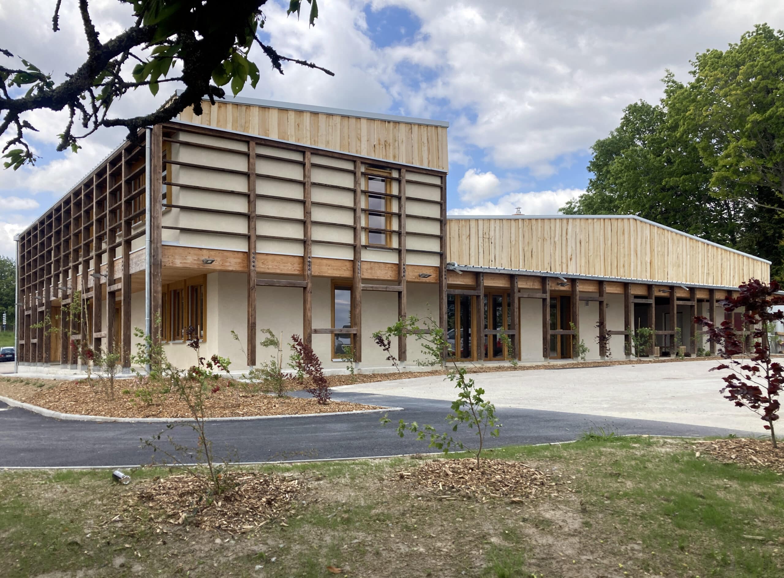 Maison de l'Énergie au Palais-sur-Vienne, bardage bois et remplissage paille